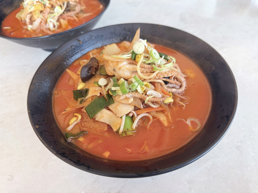 【釜山美食推薦】「太宗台海鮮辣湯麵태종대짬뽕」海鮮炒碼麵鮮辣爽口，讓人一口接一口停不下來!