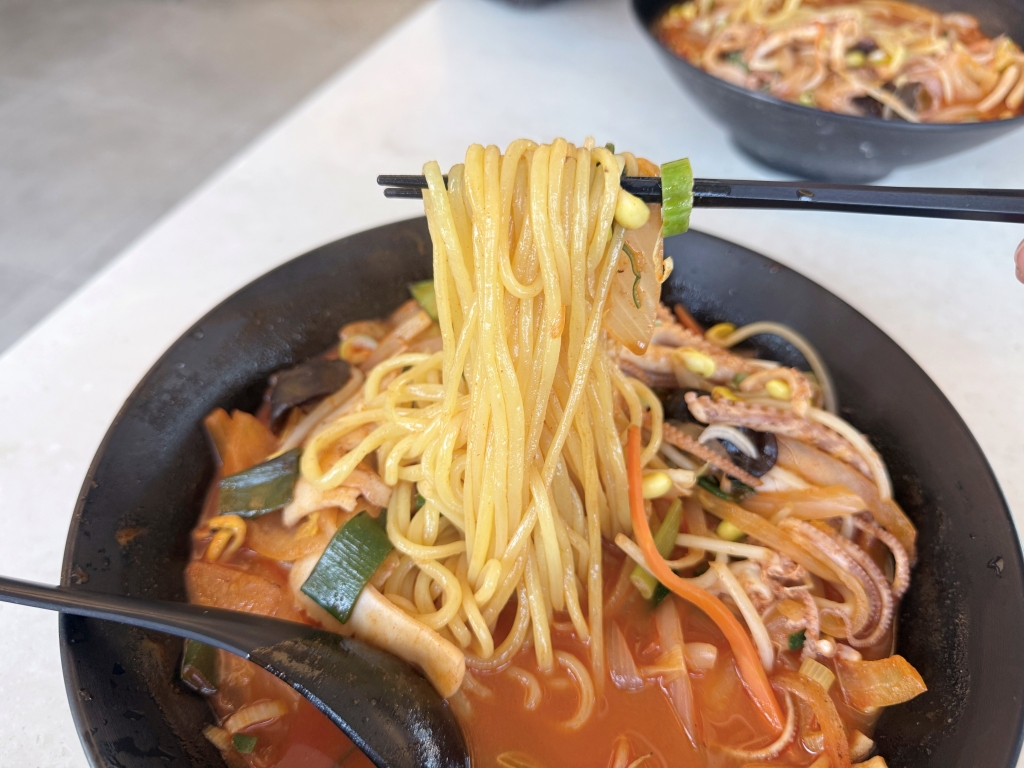 【釜山美食推薦】「太宗台海鮮辣湯麵태종대짬뽕」海鮮炒碼麵鮮辣爽口，讓人一口接一口停不下來!