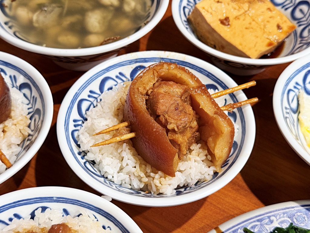 【美食】彰化市區「蚵ㄚ仁」彰化人氣小吃推薦,連續蟬聯三屆500碗,肉燥飯入口即化超美味! - 第13張圖