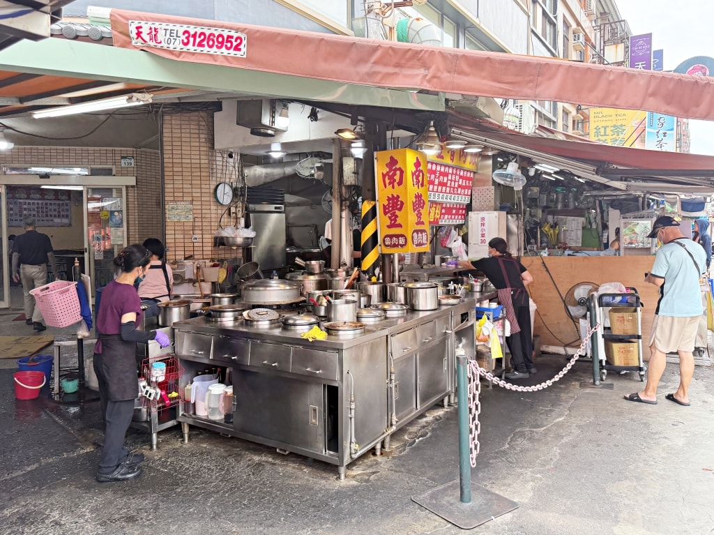【美食】高雄苓雅「南豐魯肉飯」自強夜市人氣小吃推薦,魯肉飯飄香一甲子,500碗星級主廚推薦! - 第1張圖