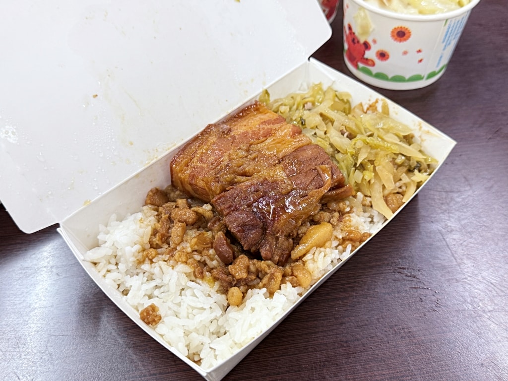 【美食】高雄苓雅「南豐魯肉飯」自強夜市人氣小吃推薦,魯肉飯飄香一甲子,500碗星級主廚推薦! - 第9張圖