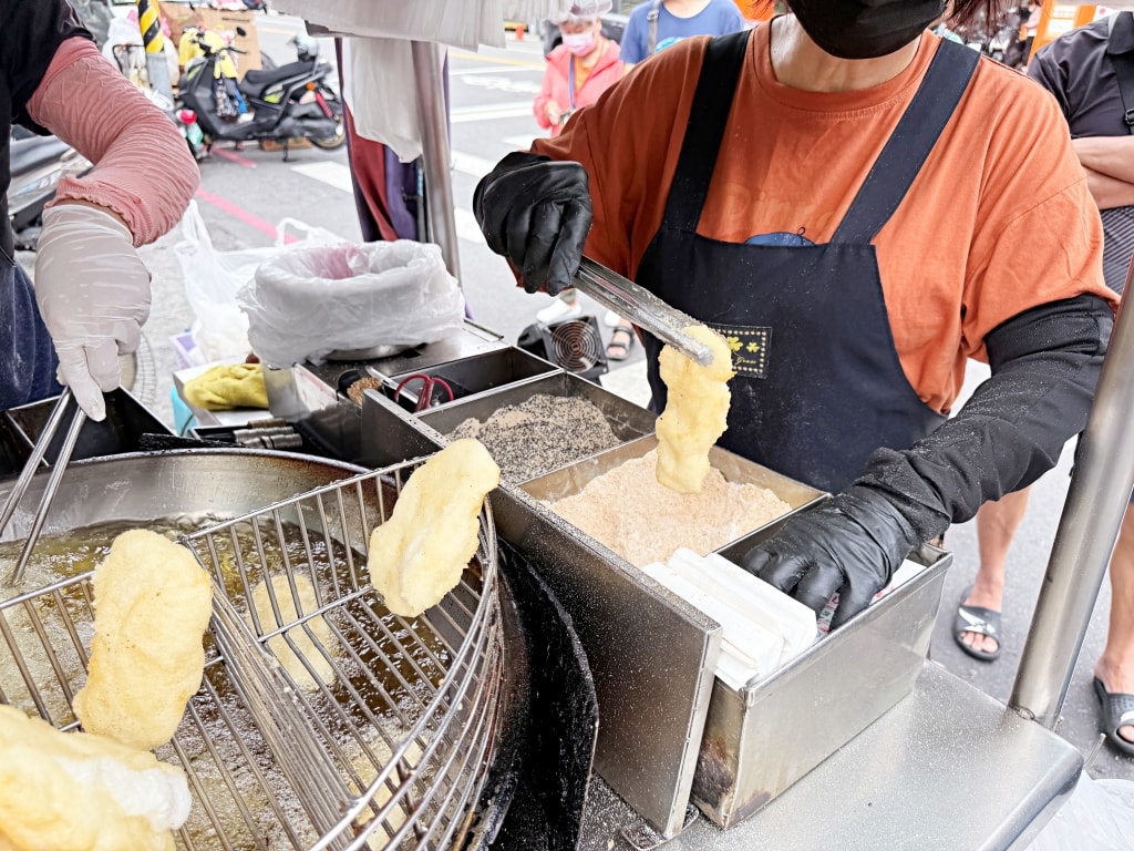 【美食】高雄苓雅「陳50年老店老牌白糖粿」自強夜市人氣小吃推薦,在地人激推的銅板美食! - 第5張圖