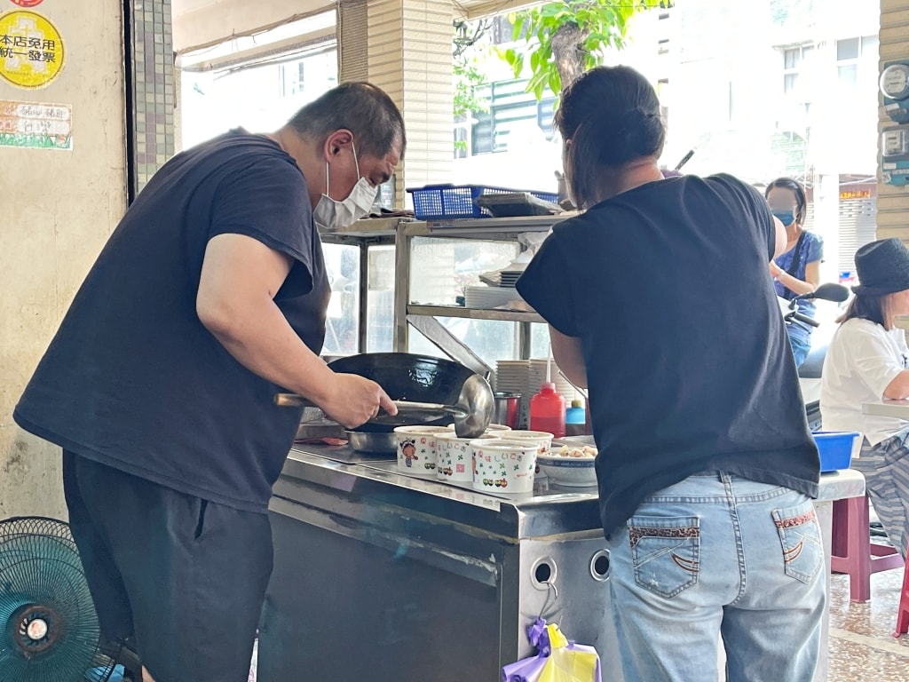 【美食】台南中西區「德興鱔魚意麵」台南人氣小吃推薦，大火快炒鑊氣十足在地人最愛!