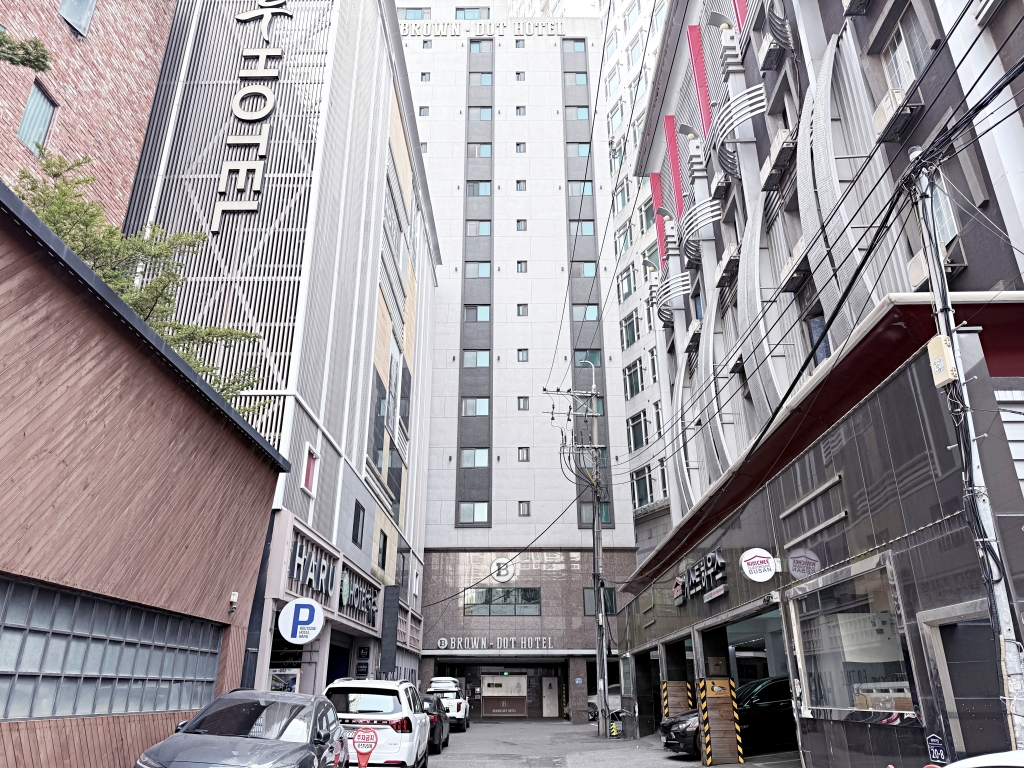 【釜山住宿推薦】「Seomyeon Brown-dot hotel Gold」西面周邊附浴缸、按摩椅一晚不到兩千,超高CP值住宿推薦! - 第1張圖 【釜山住宿推薦】「Seomyeon Brown-dot hotel Gold」西面周邊附浴缸、按摩椅一晚不到兩千,超高CP值住宿推薦!