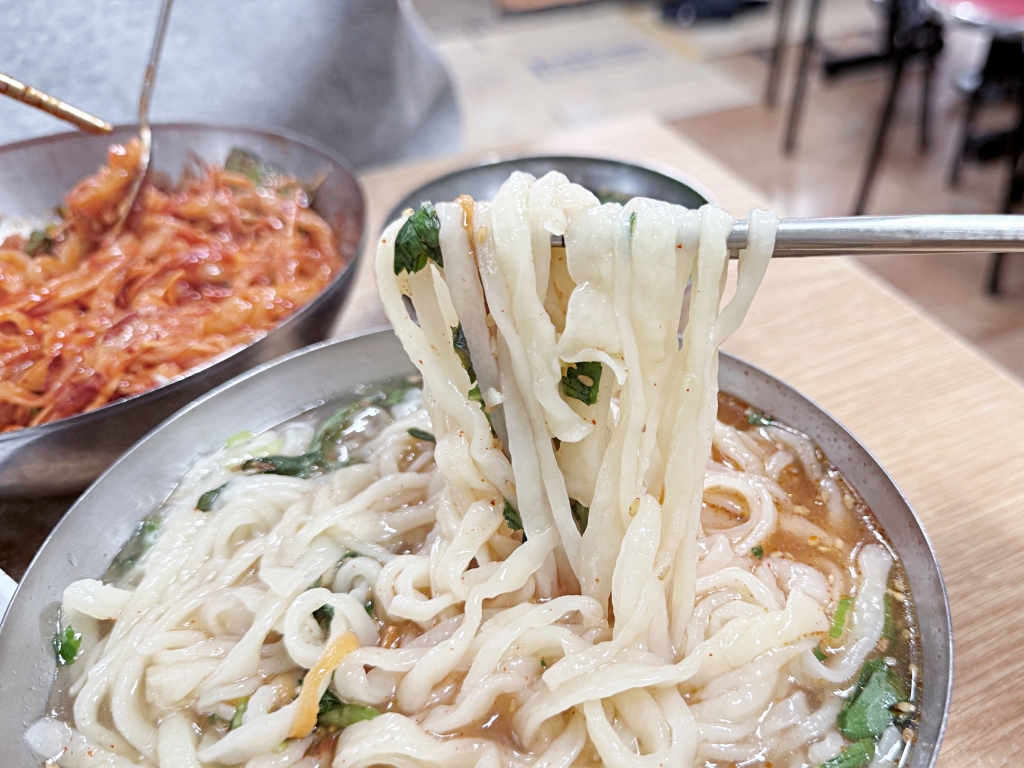 【釜山美食推薦】「機張手工切麵기장손칼국수」西面必吃刀削麵,當地人最愛的平價美食! - 第10張圖 【釜山美食推薦】「機張手工切麵기장손칼국수」西面必吃刀削麵,當地人最愛的平價美食!