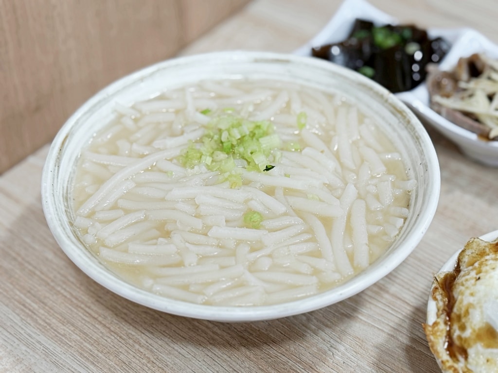【美食】新北中和「中和米粉湯」永安市場美食推薦，在地人最愛宵夜美食!