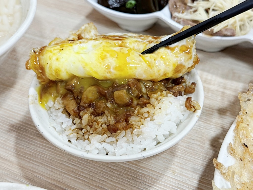 【美食】新北中和「中和米粉湯」永安市場美食推薦，在地人最愛宵夜美食!