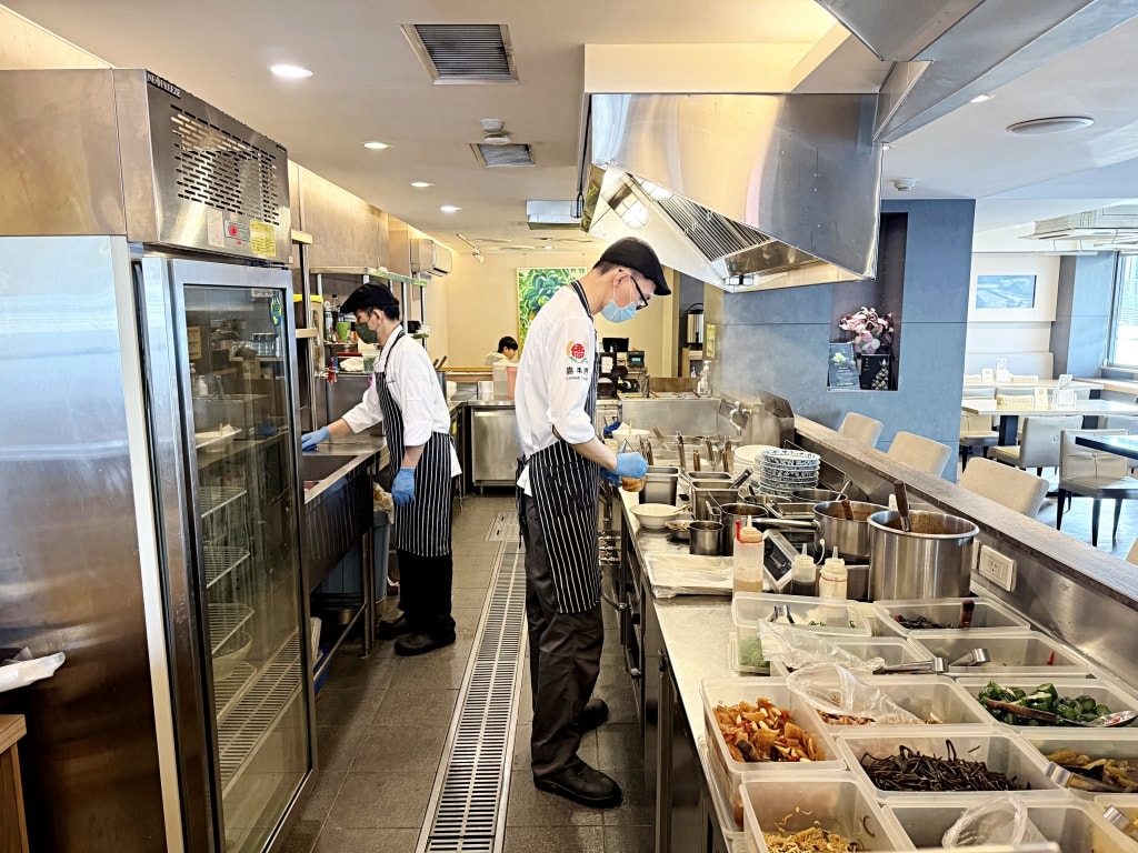 【美食】台北南港「Neverland Noodle Bar」南港牛肉麵推薦，細火慢熬湯頭甘醇美味!