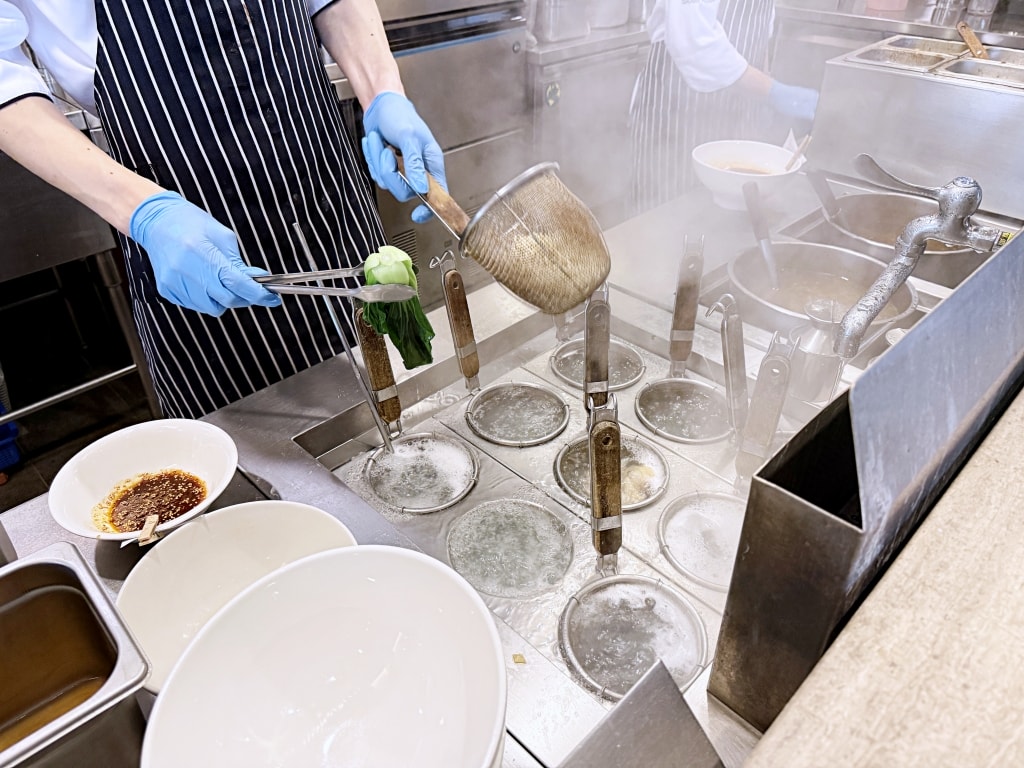 【美食】台北南港「Neverland Noodle Bar」南港牛肉麵推薦，細火慢熬湯頭甘醇美味!