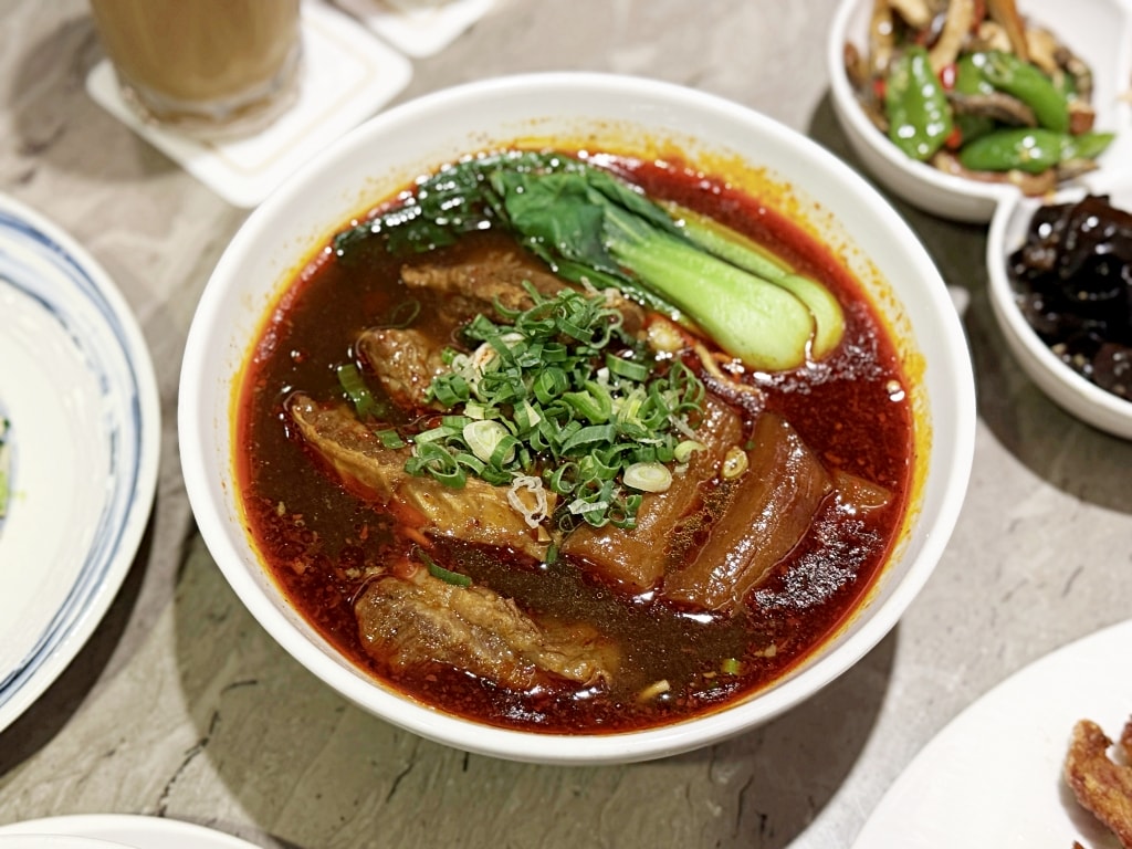 【美食】台北南港「Neverland Noodle Bar」南港牛肉麵推薦，細火慢熬湯頭甘醇美味!