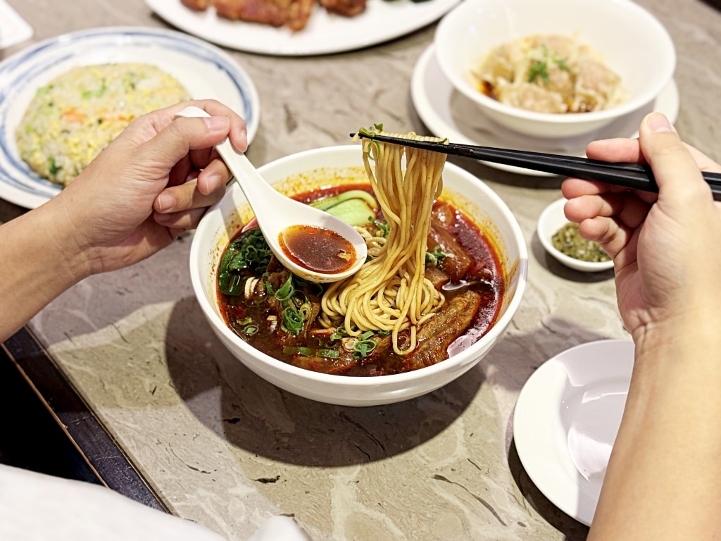 【美食】台北南港「Neverland Noodle Bar」南港牛肉麵推薦，細火慢熬湯頭甘醇美味!
