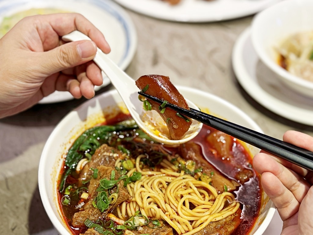 【美食】台北南港「Neverland Noodle Bar」南港牛肉麵推薦，細火慢熬湯頭甘醇美味!