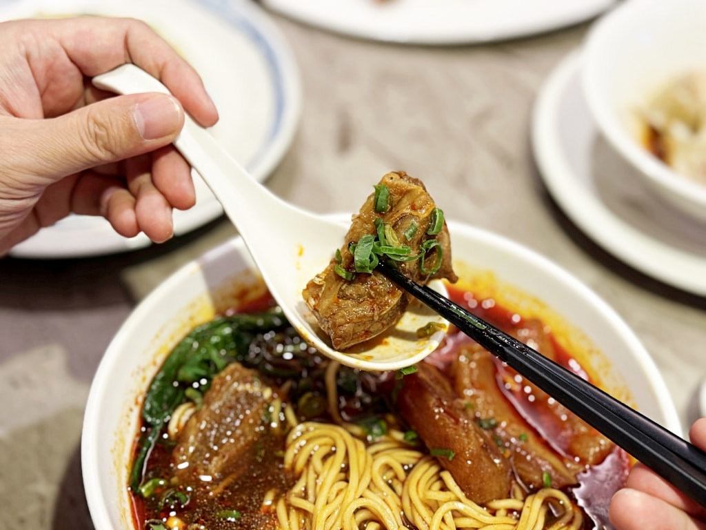 【美食】台北南港「Neverland Noodle Bar」南港牛肉麵推薦，細火慢熬湯頭甘醇美味!