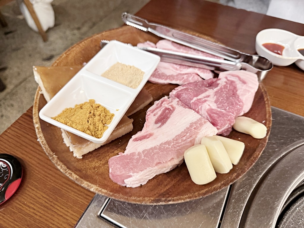 【釜山美食推薦】「83獬豸83해치 西面店」西面美食烤肉推薦，超人氣專人代烤烤肉店!