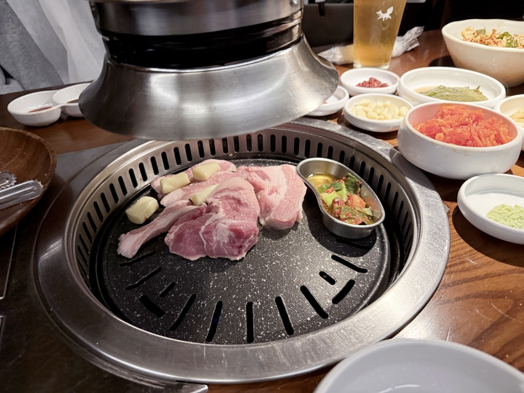【釜山美食推薦】「83獬豸83해치 西面店」西面美食烤肉推薦，超人氣專人代烤烤肉店!