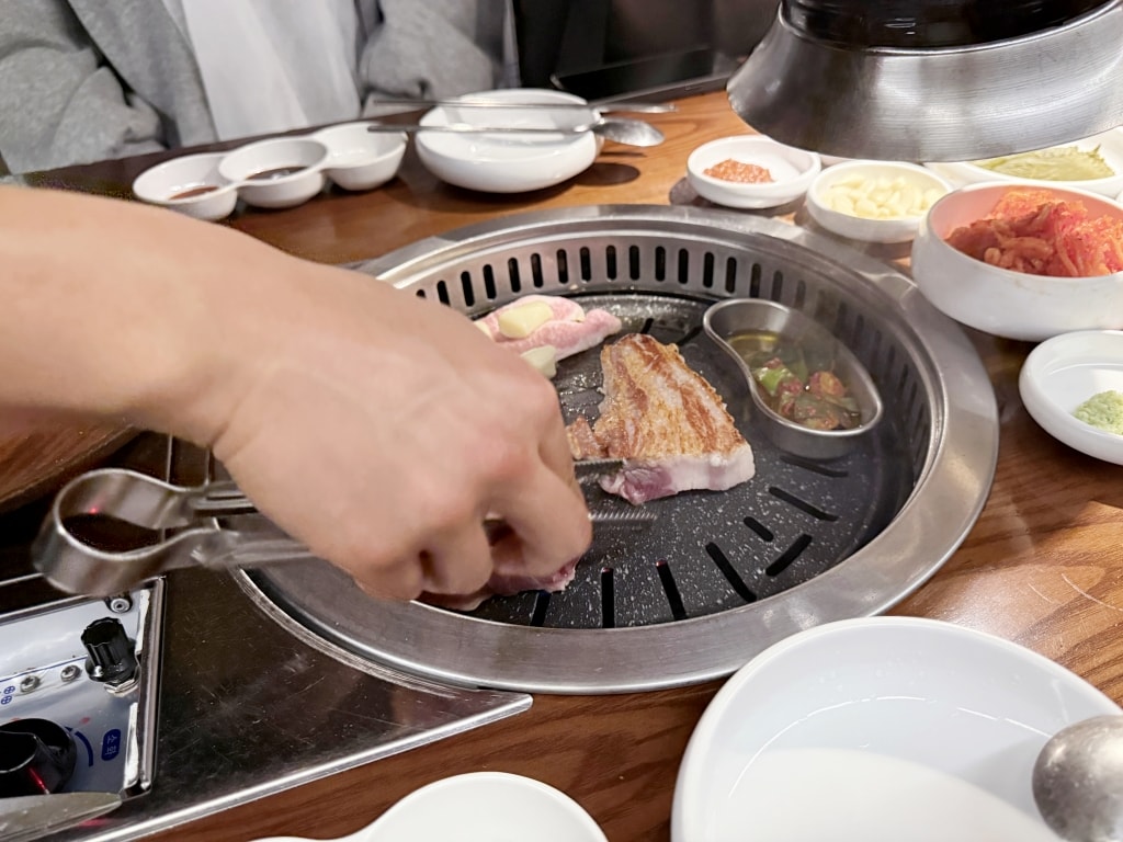 【釜山美食推薦】「83獬豸83해치 西面店」西面美食烤肉推薦，超人氣專人代烤烤肉店!