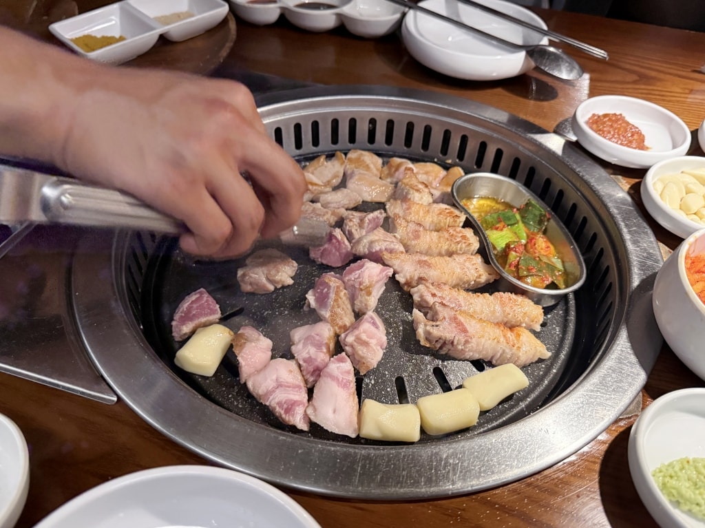 【釜山美食推薦】「83獬豸83해치 西面店」西面美食烤肉推薦，超人氣專人代烤烤肉店!