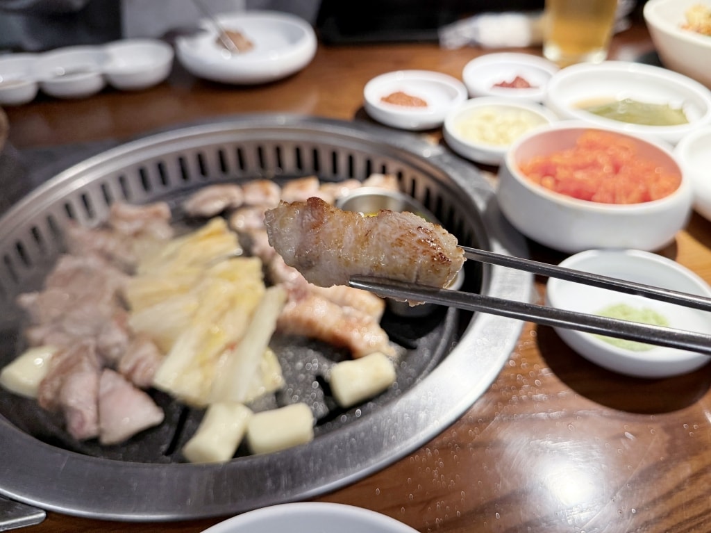 【釜山美食推薦】「83獬豸83해치 西面店」西面美食烤肉推薦，超人氣專人代烤烤肉店!