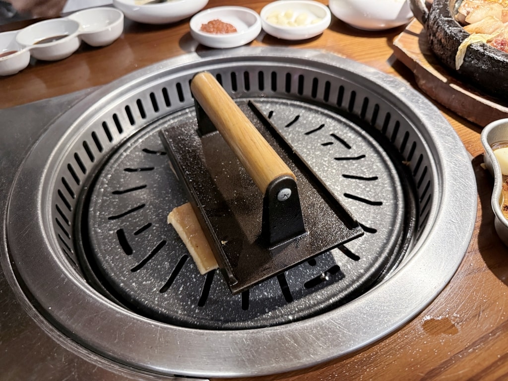 【釜山美食推薦】「83獬豸83해치 西面店」西面美食烤肉推薦，超人氣專人代烤烤肉店!