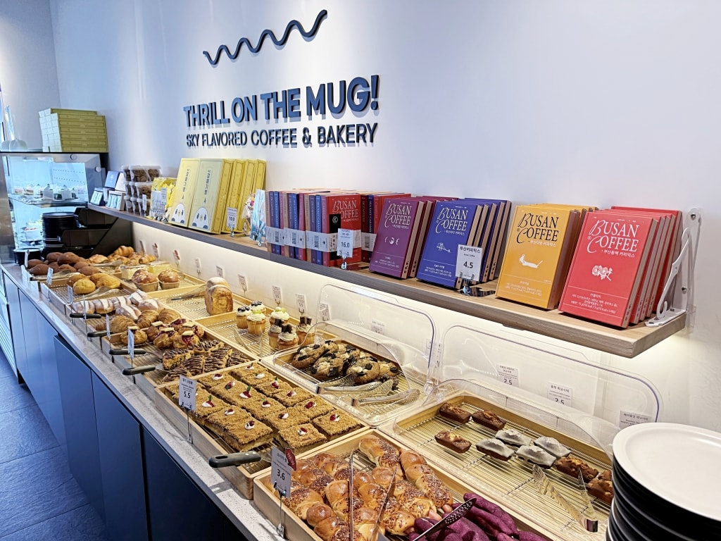 【釜山美食推薦】「THRILL ON THE MUG! (스릴온더머그)」釜山影島最美海景咖啡廳，兩層樓全景落地玻璃窗看海喝咖啡!