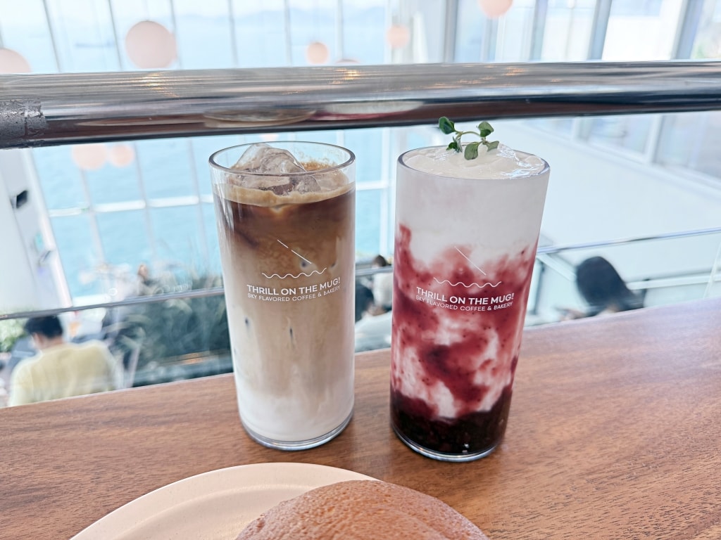 【釜山美食推薦】「THRILL ON THE MUG! (스릴온더머그)」釜山影島最美海景咖啡廳，兩層樓全景落地玻璃窗看海喝咖啡!