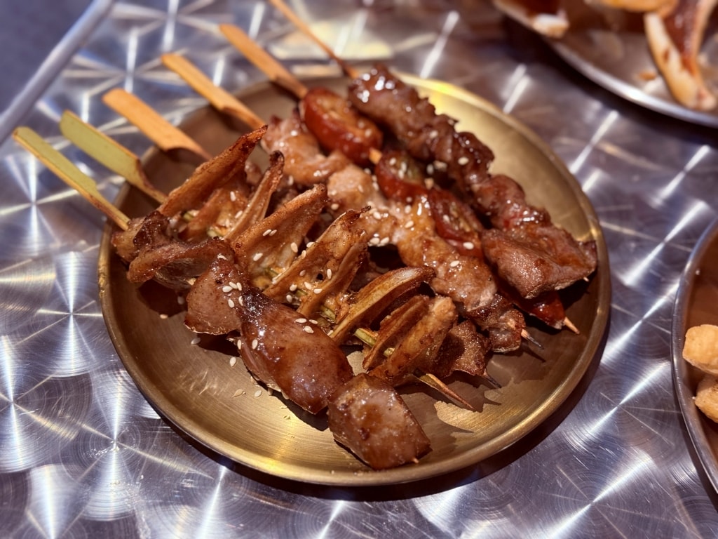 【美食】新北三重「邱比特串燒 三和夜市店」三重平價串燒推薦，不只串燒就連甜點都超好吃!