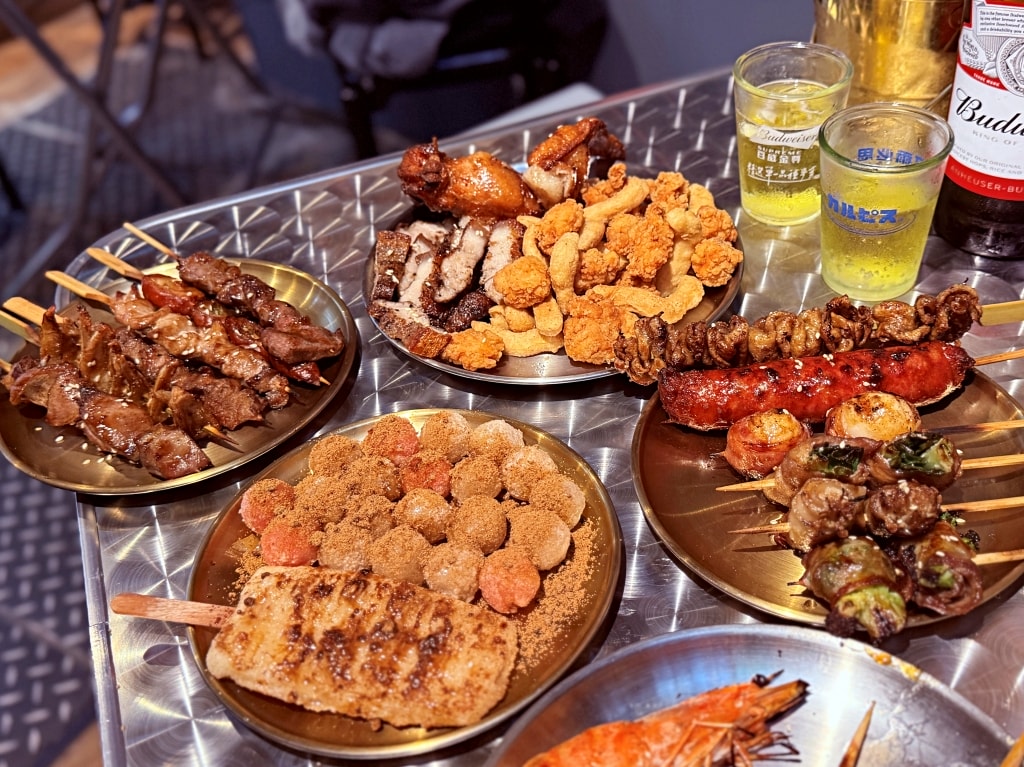 【美食】新北三重「邱比特串燒 三和夜市店」三重平價串燒推薦，不只串燒就連甜點都超好吃!