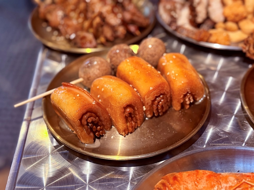 【美食】新北三重「邱比特串燒 三和夜市店」三重平價串燒推薦，不只串燒就連甜點都超好吃!