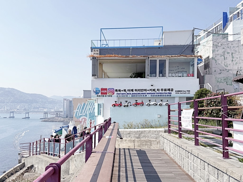 【釜山景點推薦】「Footbath Cafe View」白淺灘文化村熱門足浴咖啡廳，邊泡腳邊看海真的太chill了!