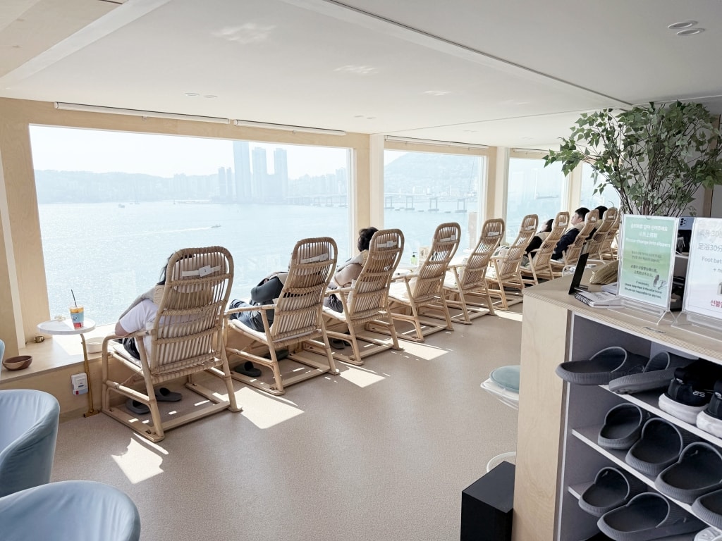 【釜山景點推薦】「Footbath Cafe View」白淺灘文化村熱門足浴咖啡廳，邊泡腳邊看海真的太chill了!
