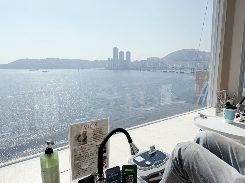 【釜山景點推薦】「Footbath Cafe View」白淺灘文化村熱門足浴咖啡廳，邊泡腳邊看海真的太chill了!