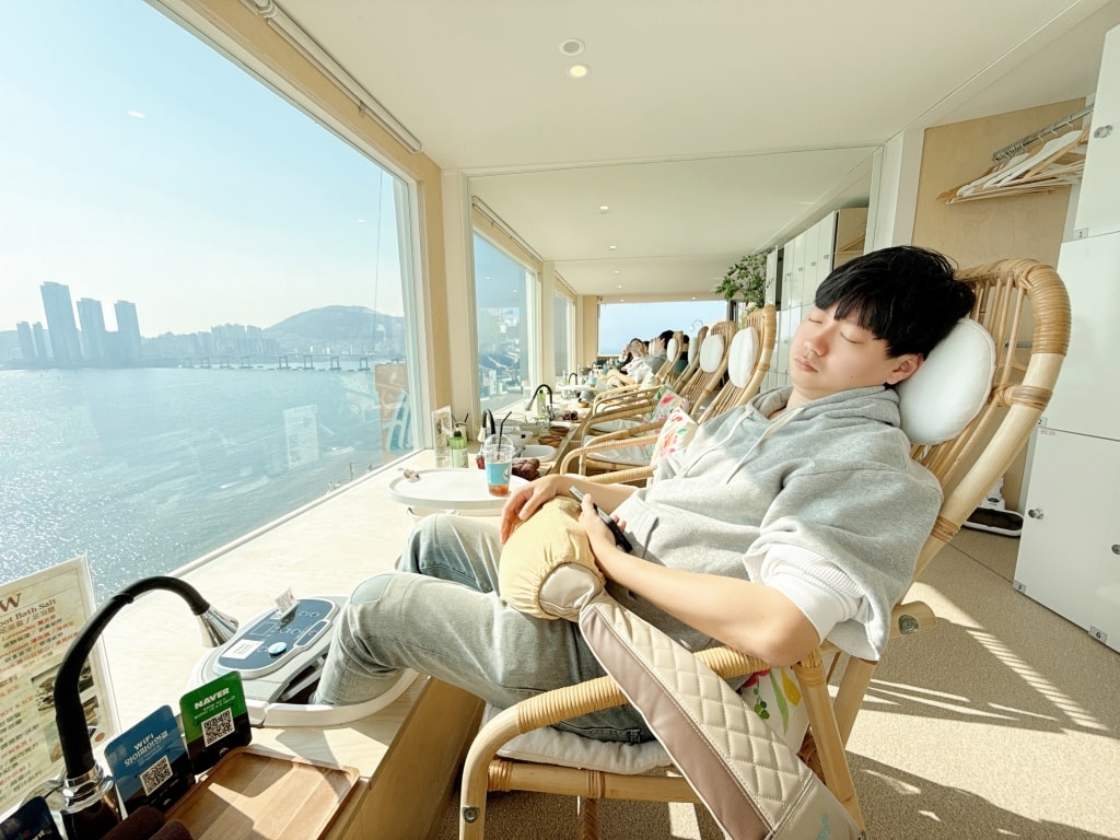 【釜山景點推薦】「Footbath Cafe View」白淺灘文化村熱門足浴咖啡廳，邊泡腳邊看海真的太chill了!