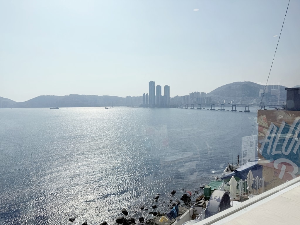 【釜山景點推薦】「Footbath Cafe View」白淺灘文化村熱門足浴咖啡廳，邊泡腳邊看海真的太chill了!