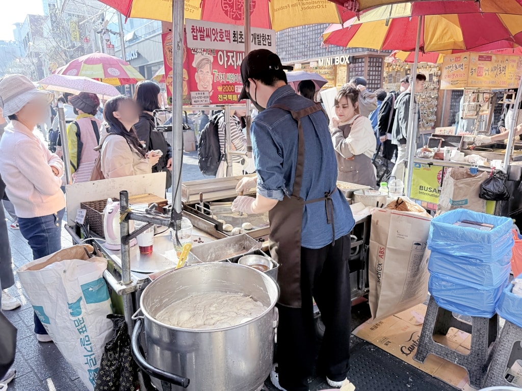 【釜山美食推薦】「元祖大叔糖餅」南浦洞Biff廣場必吃人氣排隊美食,滿滿堅果酥脆Q彈超好吃! - 第6張圖 【釜山美食推薦】「元祖大叔糖餅」南浦洞Biff廣場必吃人氣排隊美食,滿滿堅果酥脆Q彈超好吃!