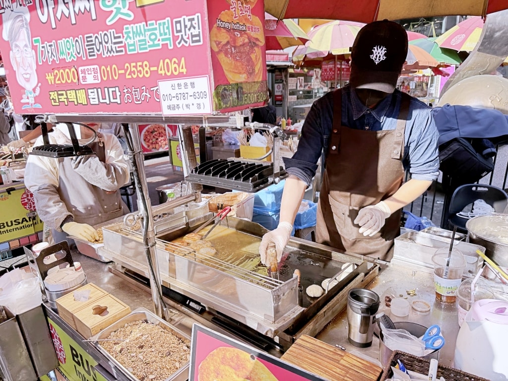 【釜山美食推薦】「元祖大叔糖餅」南浦洞Biff廣場必吃人氣排隊美食,滿滿堅果酥脆Q彈超好吃! - 第7張圖 【釜山美食推薦】「元祖大叔糖餅」南浦洞Biff廣場必吃人氣排隊美食,滿滿堅果酥脆Q彈超好吃!