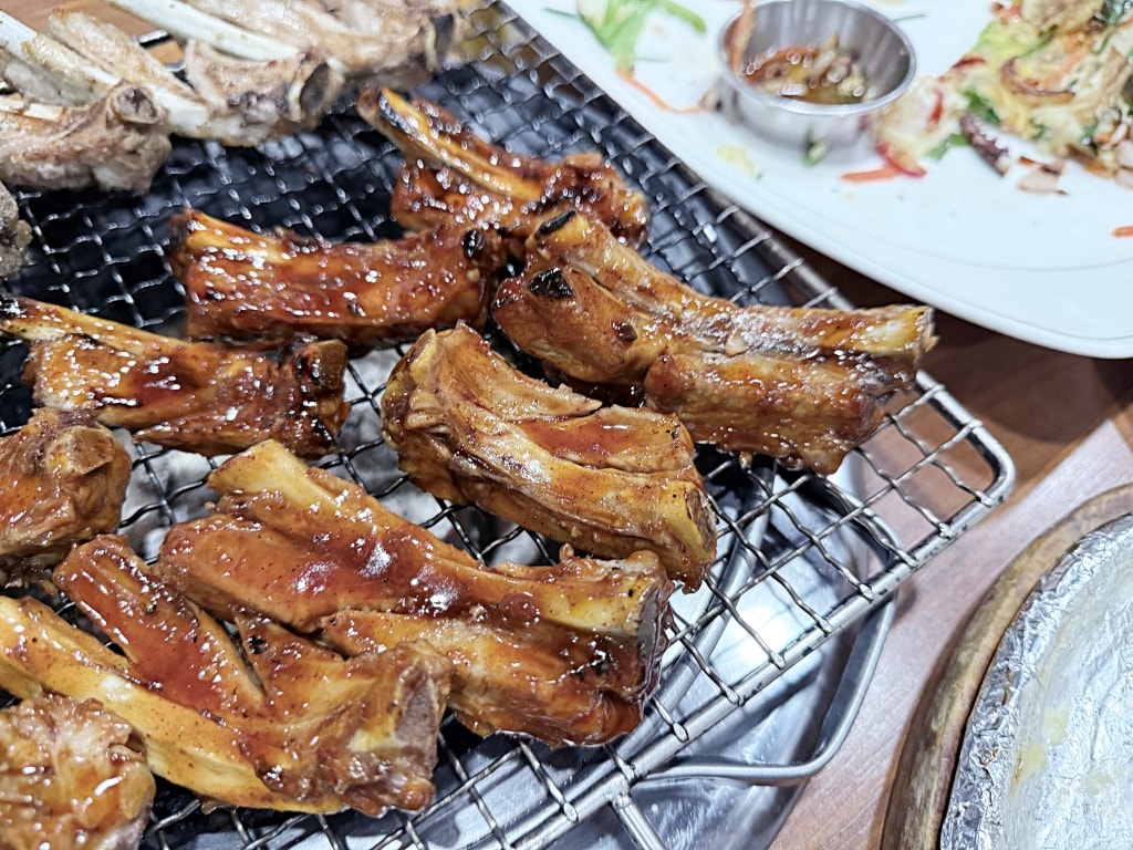 【釜山美食推薦】「釜山烤肋排부산쪽쪽갈비」西面站必吃排隊美食,純木炭烘烤香氣十足超美味! - 第16張圖 【釜山美食推薦】「釜山烤肋排부산쪽쪽갈비」西面站必吃排隊美食,純木炭烘烤香氣十足超美味!