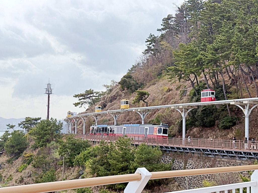 【釜山景點推薦】「海雲台藍線公園海岸列車」全面海座位車廂，絕美海景一覽無遺!