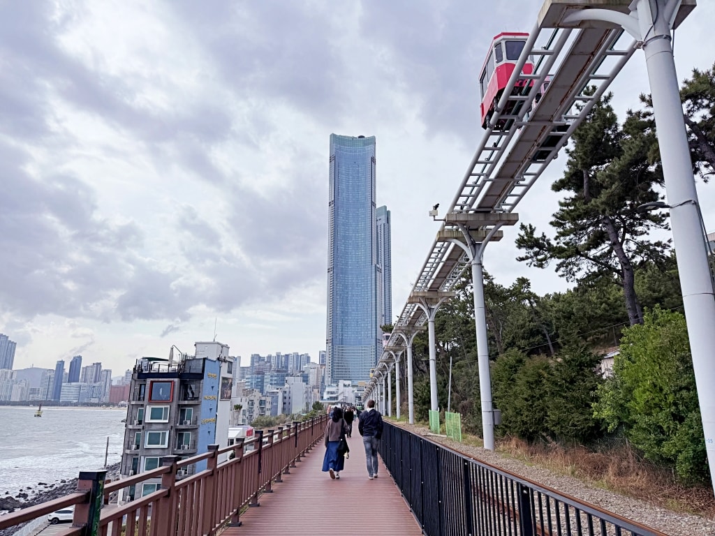 【釜山景點推薦】「海雲台綠色鐵路(Haeundae Green Railway)」青沙浦踏石觀景台、紅白雙子燈塔、海月展望台、迎月隧道多個景點一次滿足! - 第1張圖 【釜山景點推薦】「海雲台綠色鐵路(Haeundae Green Railway)」青沙浦踏石觀景台、紅白雙子燈塔、海月展望台、迎月隧道多個景點一次滿足!