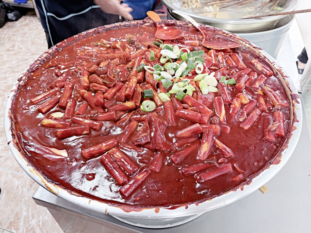【釜山美食推薦】「紅色炒年糕」海雲台人氣辣炒年糕，50年老店在地人最愛!