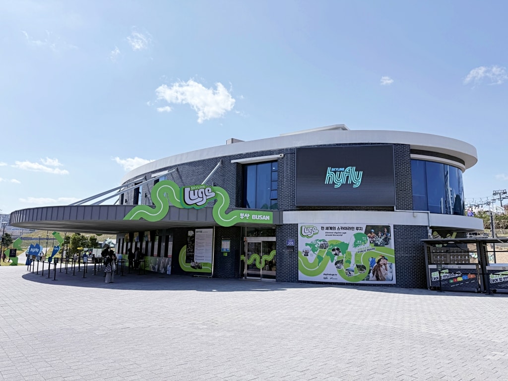 【釜山景點推薦】「釜山斜坡滑車 Skyline Luge Busan」大人小孩都瘋狂的釜山必玩項目，斜坡滑車+高空纜車美景一覽無遺!