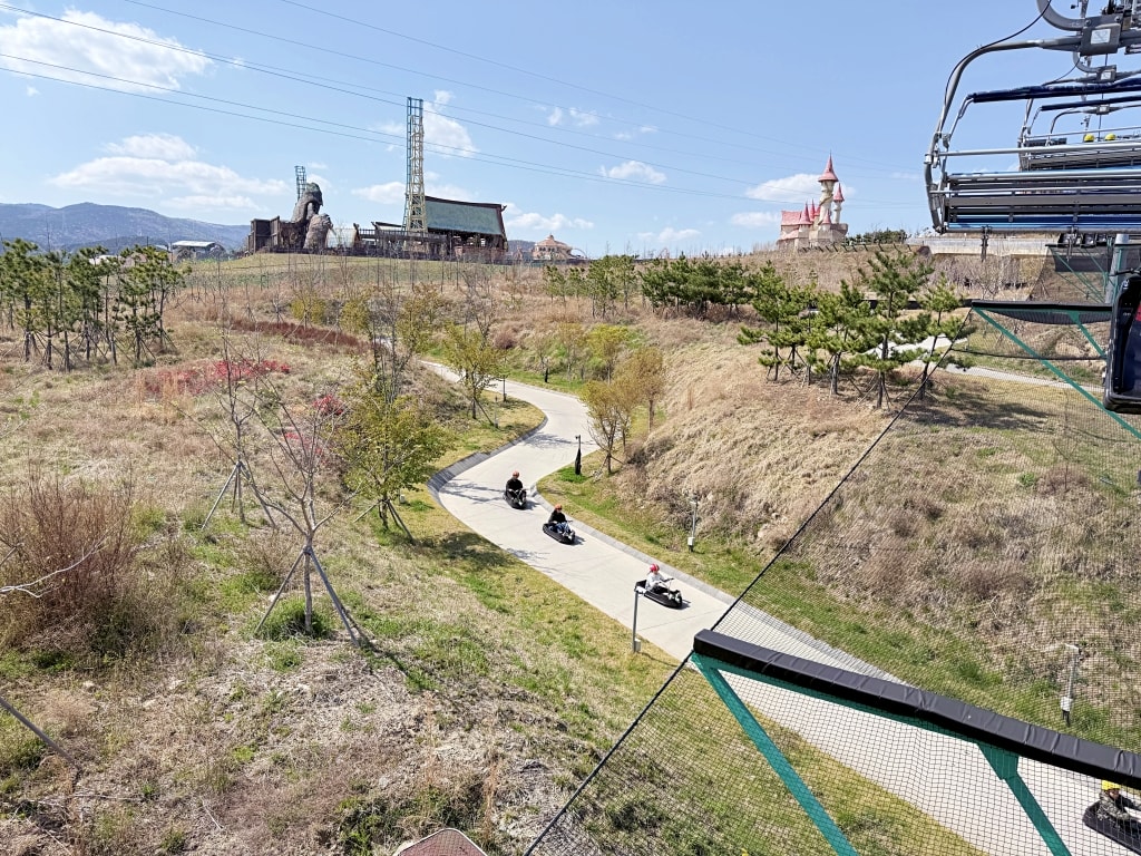 【釜山景點推薦】「釜山斜坡滑車 Skyline Luge Busan」大人小孩都瘋狂的釜山必玩項目，斜坡滑車+高空纜車美景一覽無遺!