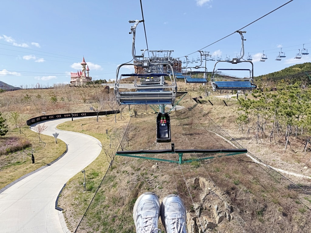 【釜山景點推薦】「釜山斜坡滑車 Skyline Luge Busan」大人小孩都瘋狂的釜山必玩項目，斜坡滑車+高空纜車美景一覽無遺!
