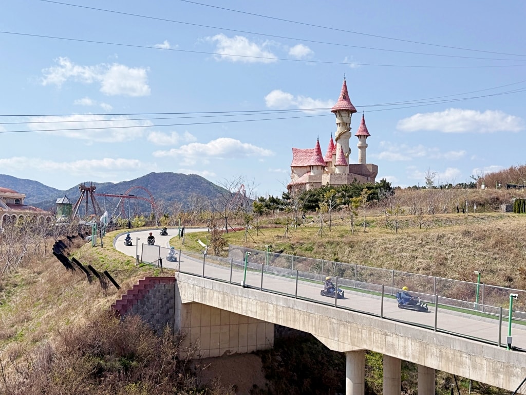 【釜山景點推薦】「釜山斜坡滑車 Skyline Luge Busan」大人小孩都瘋狂的釜山必玩項目，斜坡滑車+高空纜車美景一覽無遺!