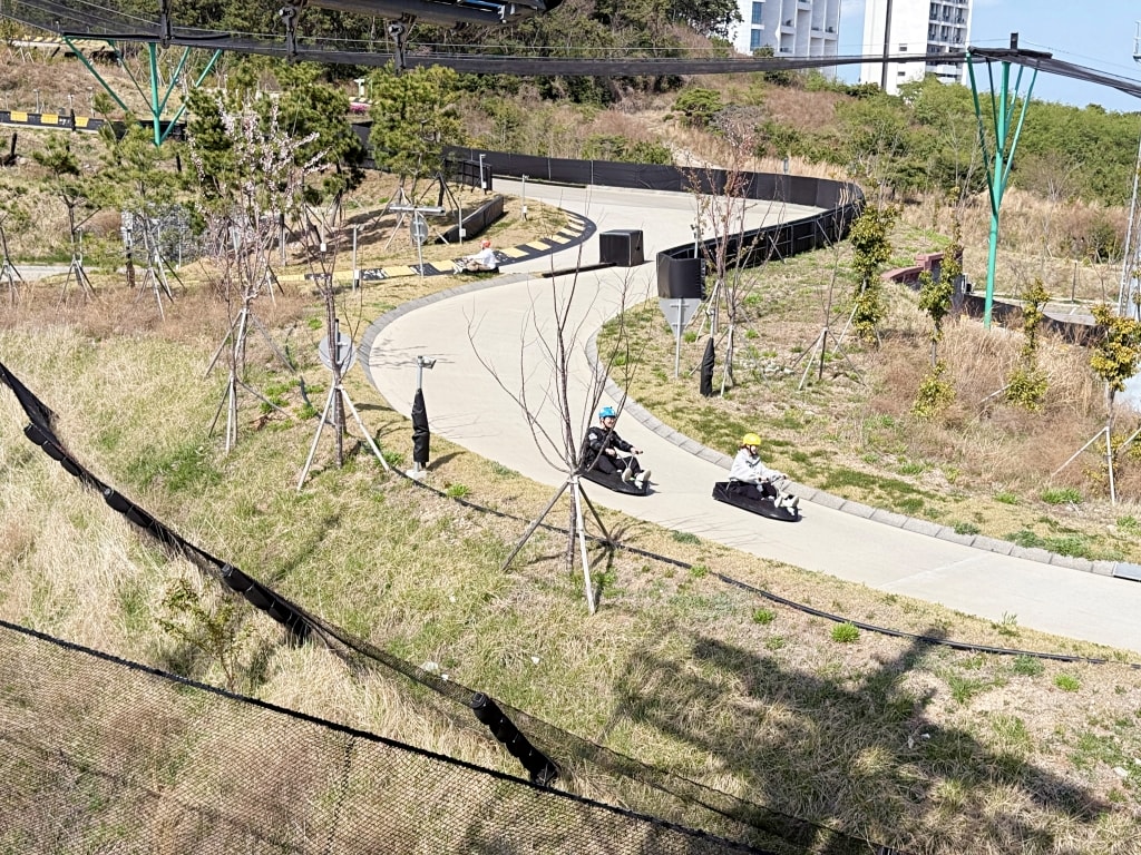 【釜山景點推薦】「釜山斜坡滑車 Skyline Luge Busan」大人小孩都瘋狂的釜山必玩項目，斜坡滑車+高空纜車美景一覽無遺!