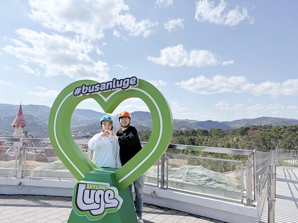 【釜山景點推薦】「釜山斜坡滑車 Skyline Luge Busan」大人小孩都瘋狂的釜山必玩項目，斜坡滑車+高空纜車美景一覽無遺!