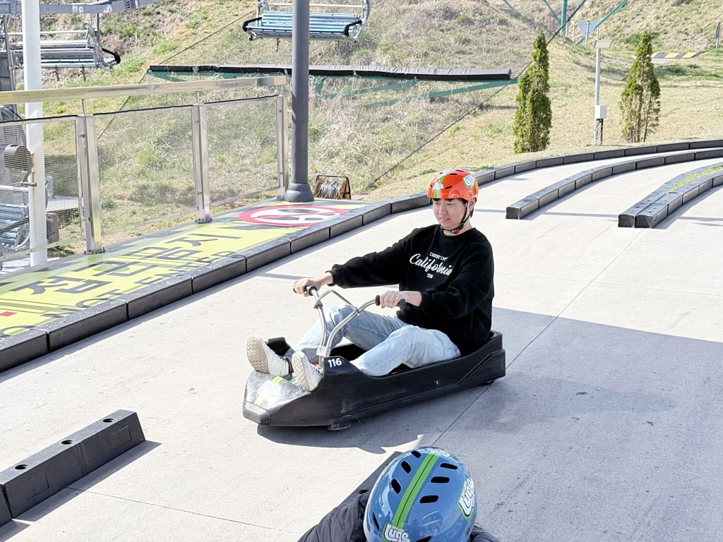 【釜山景點推薦】「釜山斜坡滑車 Skyline Luge Busan」大人小孩都瘋狂的釜山必玩項目，斜坡滑車+高空纜車美景一覽無遺!