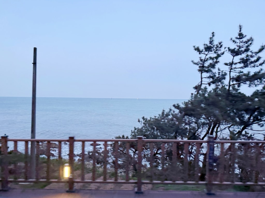 【釜山景點推薦】「海雲台藍線公園海岸列車」全面海座位車廂，絕美海景一覽無遺!