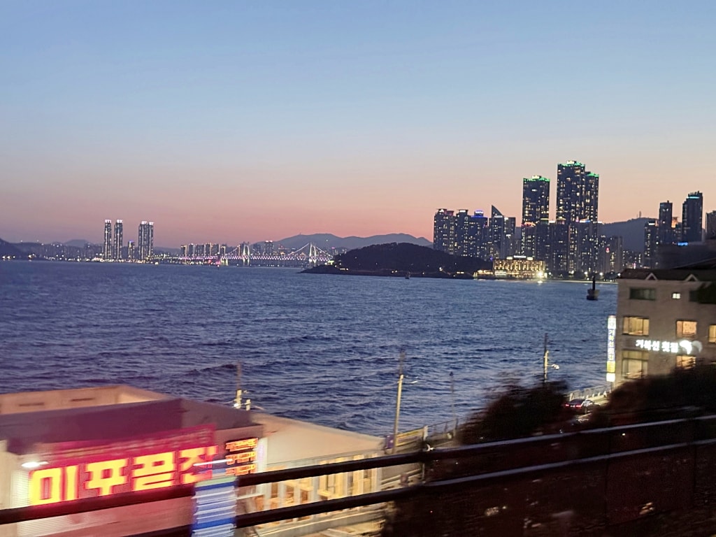 【釜山景點推薦】「海雲台藍線公園海岸列車」全面海座位車廂，絕美海景一覽無遺!