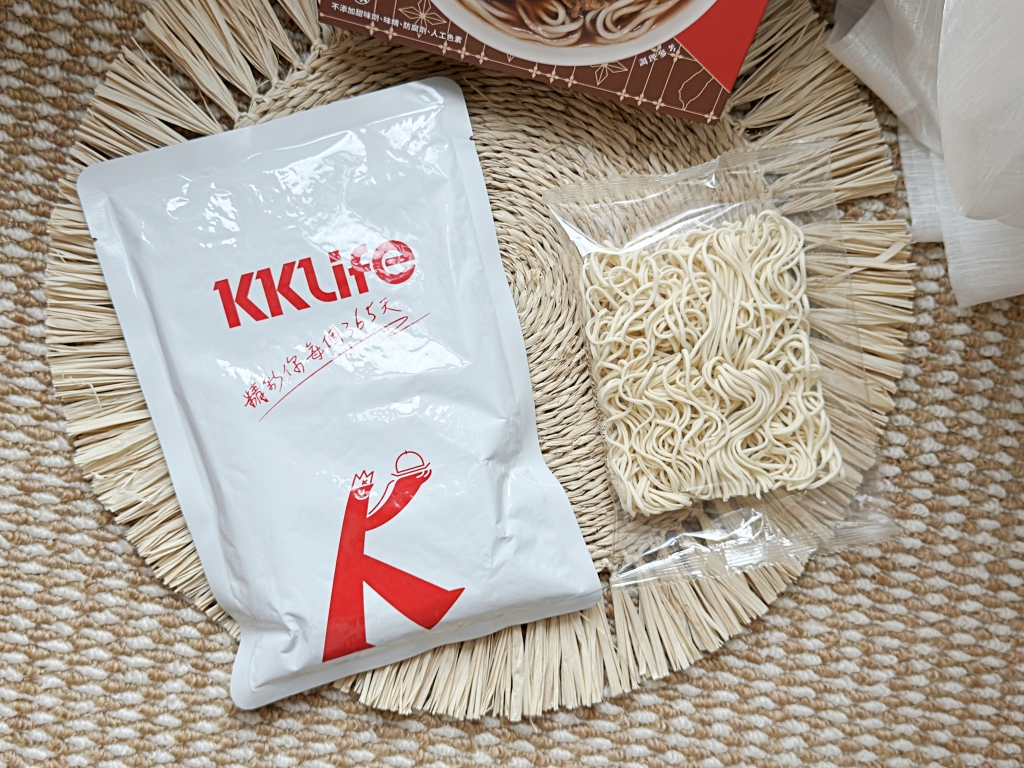【美食】「KKLife 常溫台灣味湯麵系列」KKLife2026新品常溫湯麵開箱，10分鐘就能上桌還不佔冰箱空間!