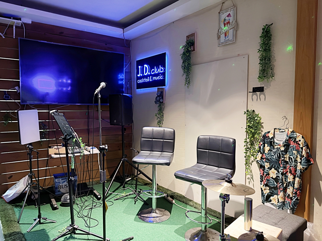 【美食】新竹湖口「JD CLUB 俱樂部」高爾夫球練習場x音樂酒吧跨界合作,想要小酌、聽歌、揮桿就來這裡! - 第11張圖 【美食】新竹湖口「JD CLUB 俱樂部」高爾夫球練習場x音樂酒吧跨界合作,想要小酌、聽歌、揮桿就來這裡!